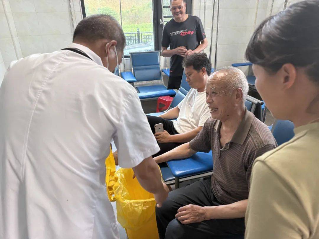 皇冠hga030_湖南一村民被五步蛇咬伤!交警抢出1小时急救时间皇冠hga030,医生:再晚20分钟或将呼吸肌麻痹