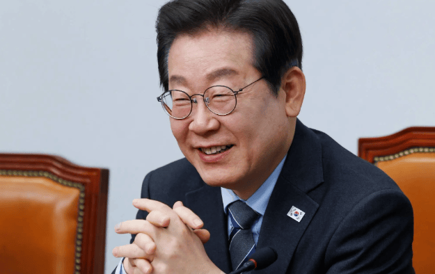 皇冠代理申请_李在明上台第一天皇冠代理申请，48万士兵做出选择！尹锡悦闯的祸，坚决不能犯