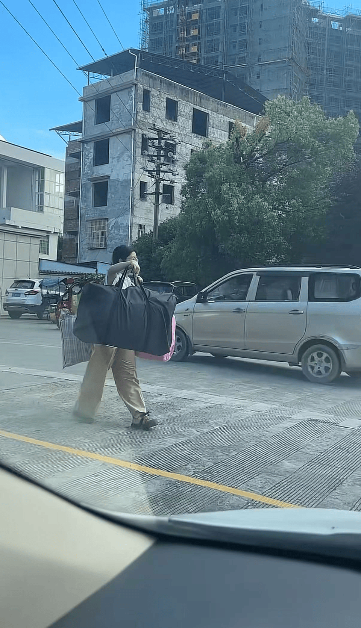 皇冠世界杯
_广西一女生高考结束后独自挑行李回家感动全网皇冠世界杯
,学校:她很朴实,老师们评价都很高