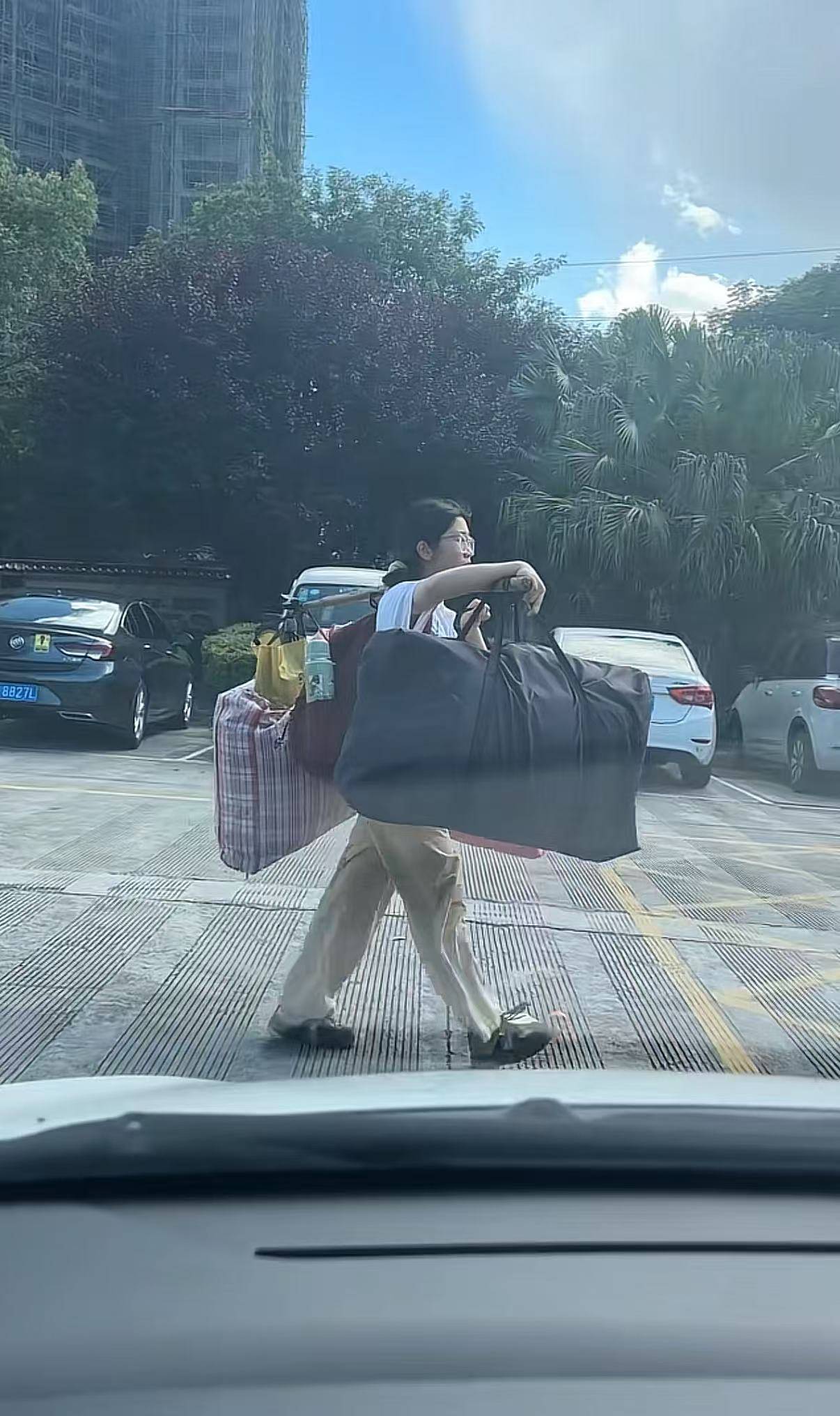 皇冠世界杯
_广西一女生高考结束后独自挑行李回家感动全网皇冠世界杯
,学校:她很朴实,老师们评价都很高