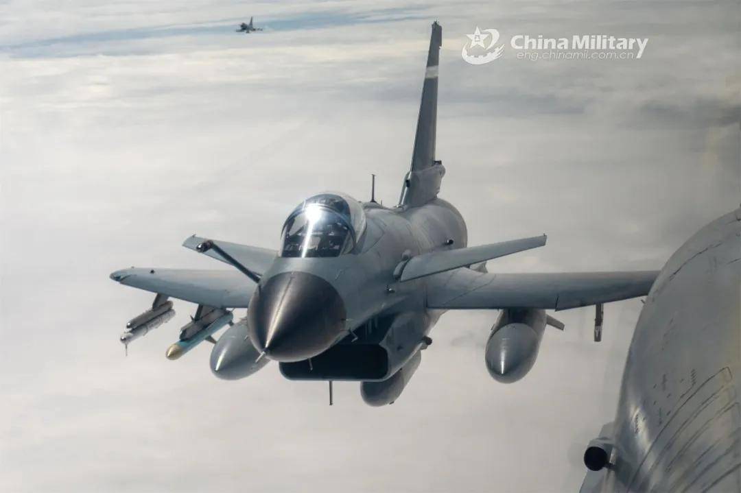 皇冠比分_振奋！网友拍到2架歼-35伴飞歼-20皇冠比分，中国歼-35批量服役了？