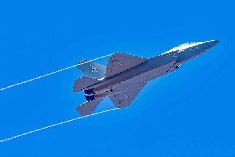 皇冠比分_振奋！网友拍到2架歼-35伴飞歼-20皇冠比分，中国歼-35批量服役了？