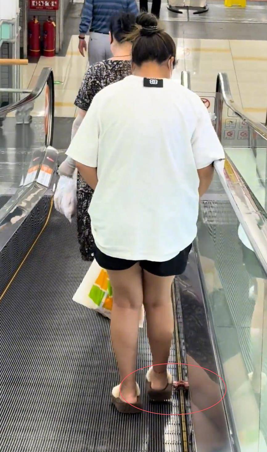 河床足球_女子超市偷排骨从短裤掉到扶梯上?网友以为掉的是百元钞票河床足球,官方:已接到报案,正核查