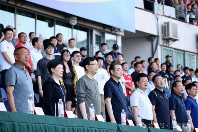 阿尔艾因足球_南京市市长、淮安市委书记现场观看“苏超”阿尔艾因足球，镇江市市长“探班”球员