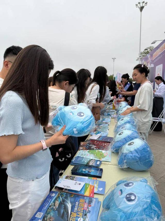 世界杯官网_凤凰传奇青岛连唱三场世界杯官网，演唱会变身城市消费升级新密码！