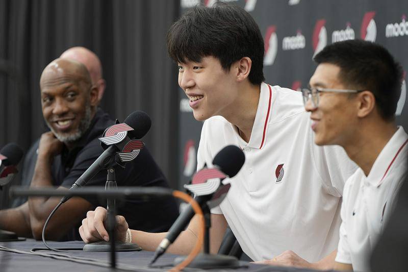 皇冠信用網开户_NBA｜杨瀚森发布会秀幽默：争取下次把翻译踢掉