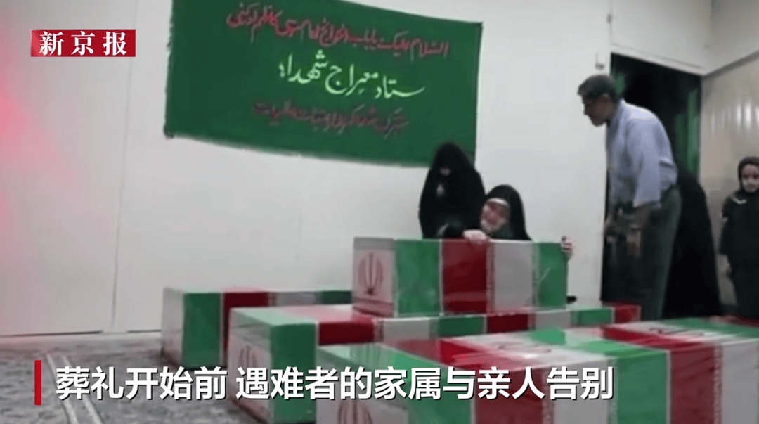 皇冠登1登2登3出租_伊朗国葬现场：数万民众参加葬礼皇冠登1登2登3出租，围着灵车痛哭并用衣服擦拭棺椁，还有民众高呼“美国去死”