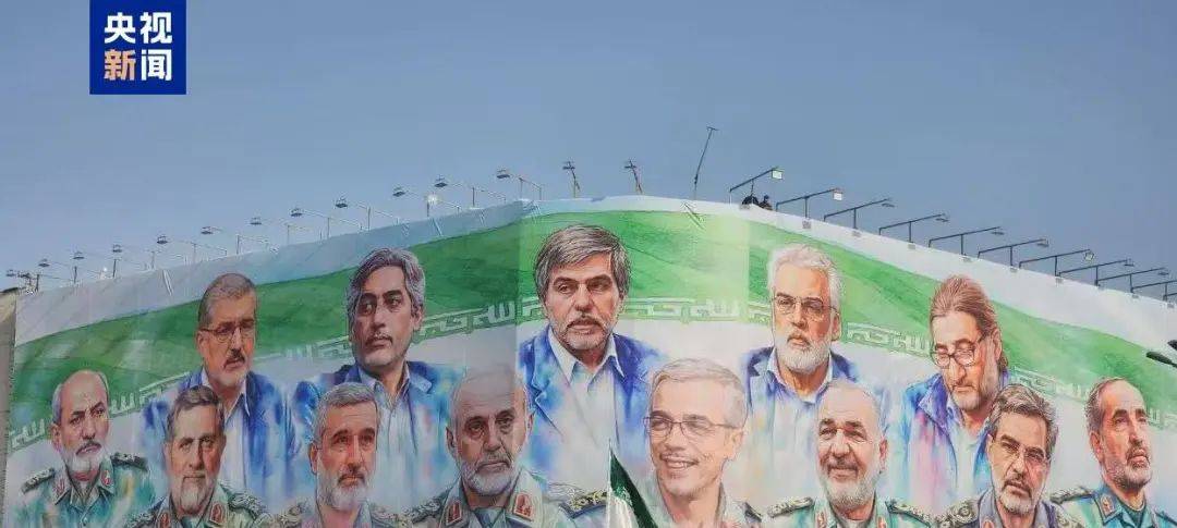 皇冠登1登2登3出租_伊朗国葬现场：数万民众参加葬礼皇冠登1登2登3出租，围着灵车痛哭并用衣服擦拭棺椁，还有民众高呼“美国去死”