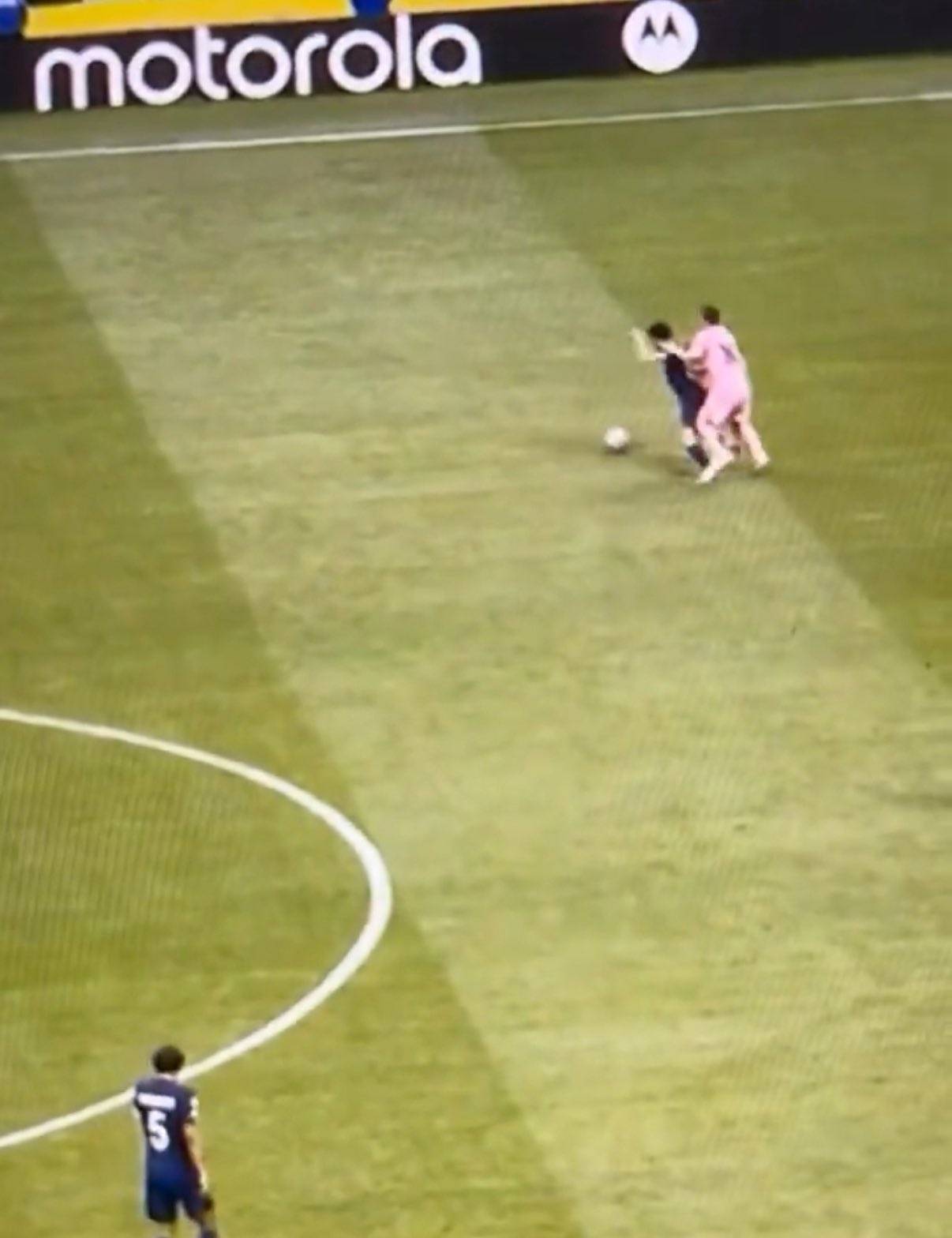 WNBA籃球比賽_巴黎媒体人热议梅西挥臂动作：梅西恨透了维蒂尼亚WNBA籃球比賽，他疯了！