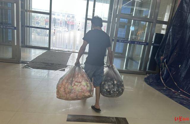 乌兹别克超级联赛_实探衡水盗版LABUBU大集：像卖菜一样摆摊卖乌兹别克超级联赛，商家称如今订单变少生意难做