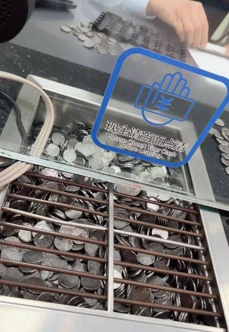 2025-2026意大利甲组联赛赛程积分_男子扛着140斤硬币存银行遭拒收2025-2026意大利甲组联赛赛程积分！这些硬币竟来自垃圾焚烧厂