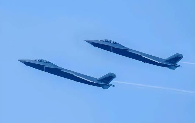 世界球会冠军杯决赛_全新黑色歼-20亮相世界球会冠军杯决赛，座舱很抢眼，美媒无奈承认：中国已领跑美国