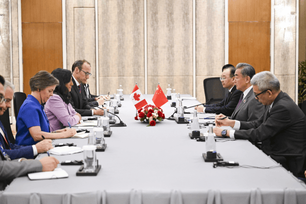 皇冠登入管理_王毅会见加外长：卡尼总理提出重新校准中加关系皇冠登入管理，中方赞同