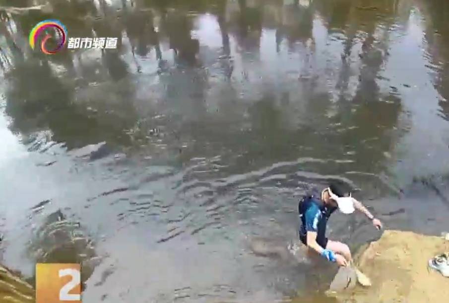 皇冠信用網会员账号
_市民在盘龙江里发现“娃娃鱼”皇冠信用網会员账号
?经确认却是……