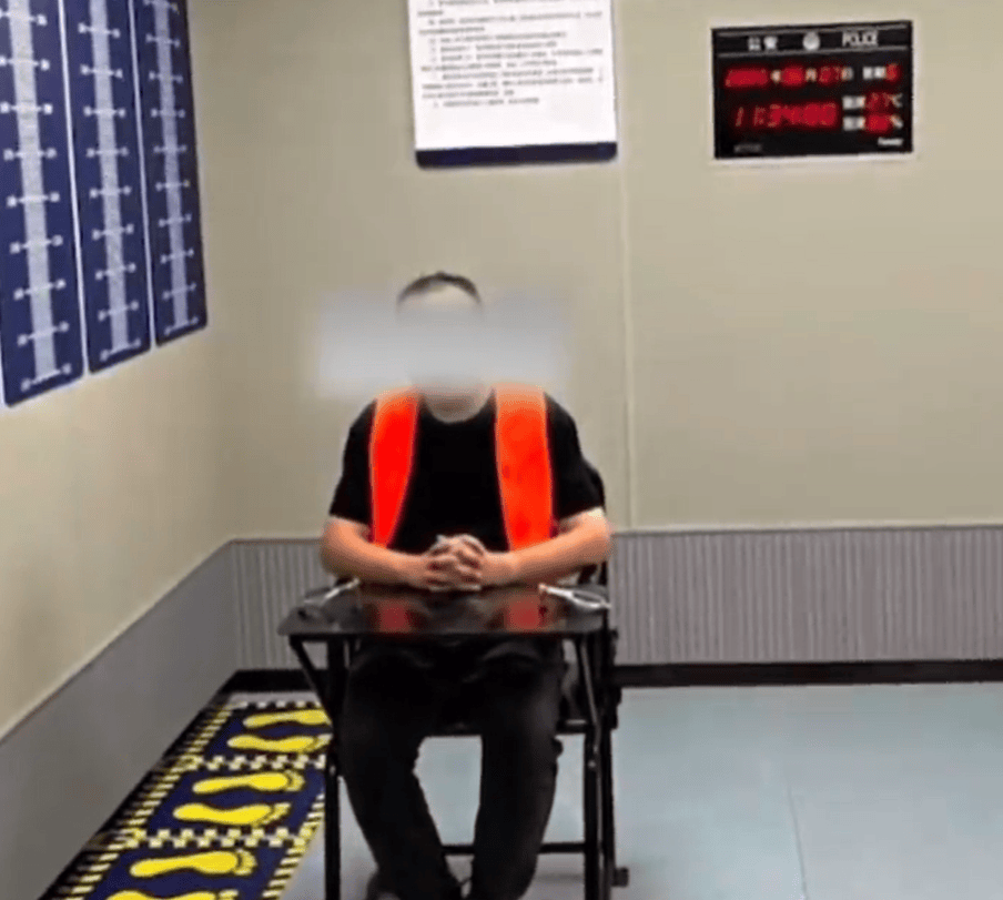 皇冠代理登2_2名男子拖着大型行李箱过安检皇冠代理登2，被发现装有400万元现金，结局令人舒适