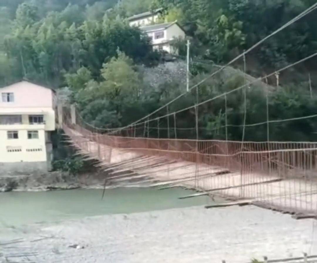 皇冠信用網在哪里开通_重庆一7旬老人过索桥遇大风坠亡 村干部：行至中段遇狂风 索桥暂已封闭