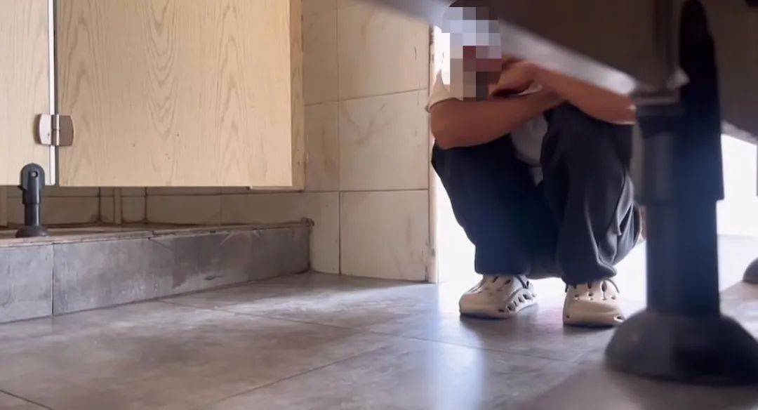 皇冠信用网登2登3_河南一女子在公厕被流浪汉偷窥皇冠信用网登2登3，当事人称已解决，当地回应：系精神病患者