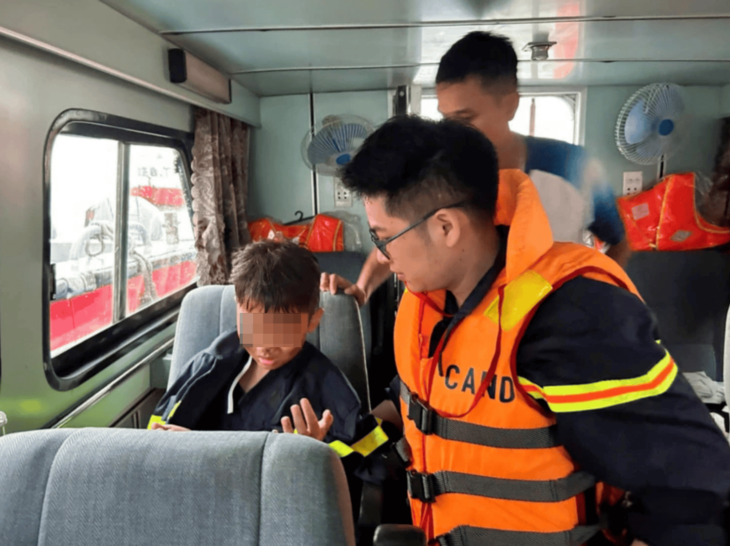 皇冠信用網怎么申请_雷暴突袭！越南游船倾覆已致34死皇冠信用網怎么申请，有男孩4小时后获救，山峰被雷电击中起火