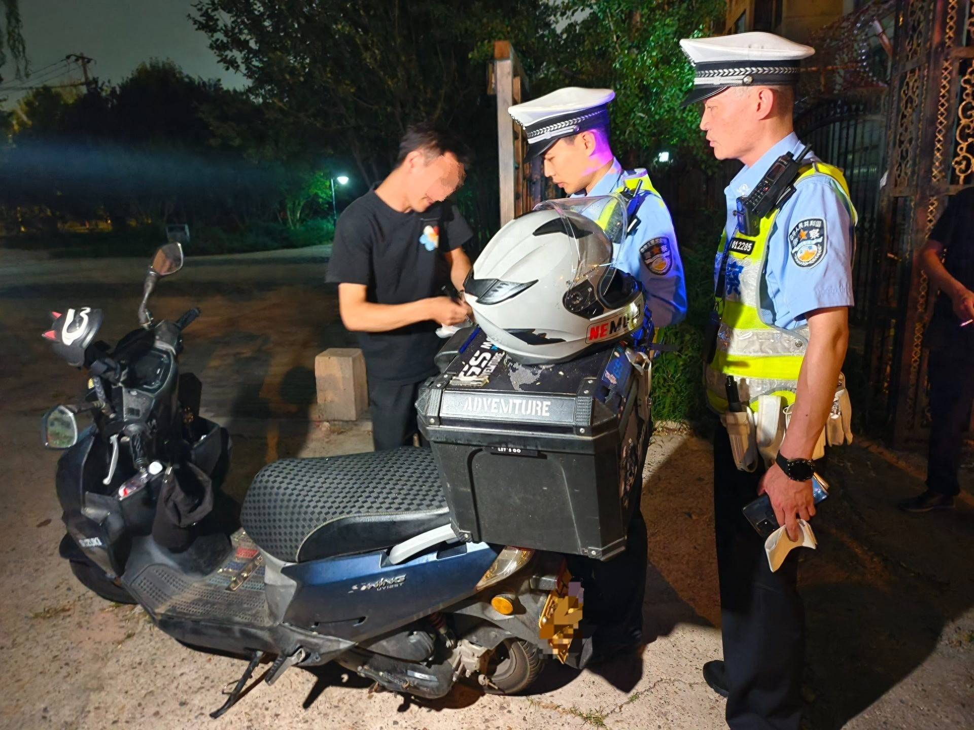 皇冠信用盘会员开户_北京警方夜查皇冠信用盘会员开户,京B摩托车进四环被当场拦下