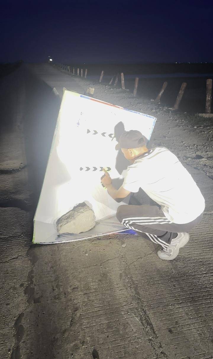 皇冠体育App下载_夜晚开车遇大坑皇冠体育App下载，内蒙古一对夫妻往返20余公里布置“警示牌”