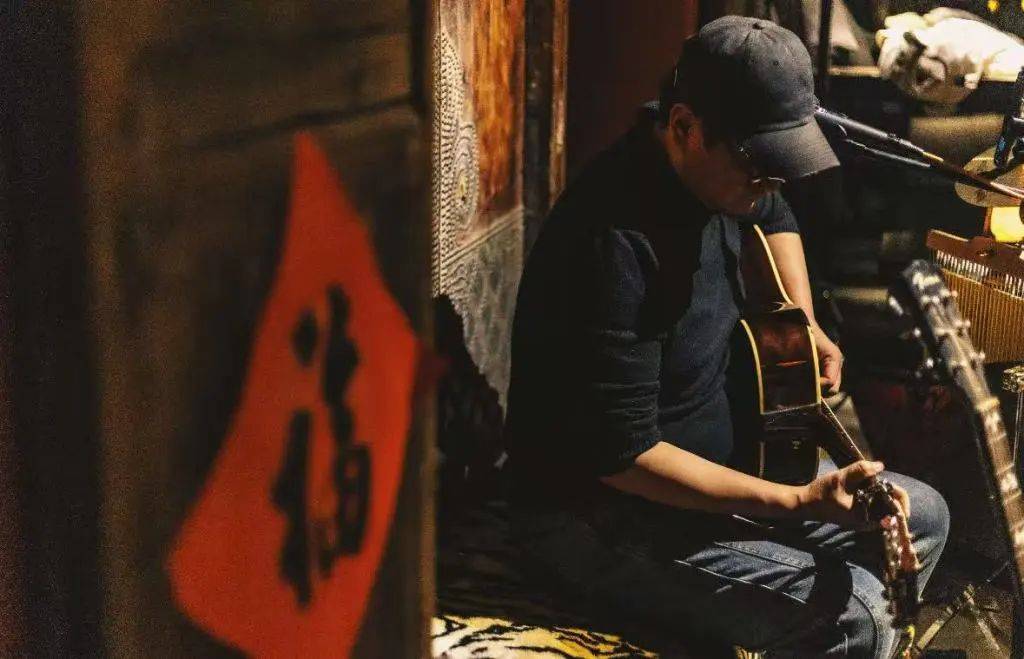 皇冠信用网如何申请_青岛一酒吧因为店门口的牌子火了：“朋友皇冠信用网如何申请，如果你遇到困难，请进来坐……”