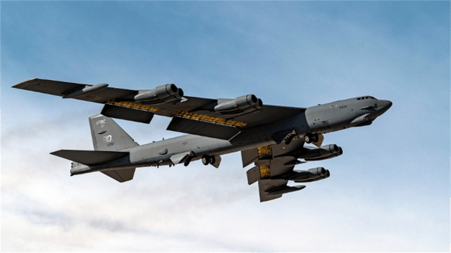 皇冠信用网出租足球_雷达全程无预警皇冠信用网出租足球，B52突然闪现，以肉眼可见速度高速逼近客机