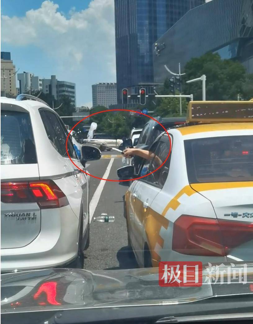 贝西克塔斯vs顿涅茨克矿工_汉口街头发生不和谐一幕:白色汽车有人向出租车泼水贝西克塔斯vs顿涅茨克矿工,的哥挥舞甩棍击破白车玻璃……