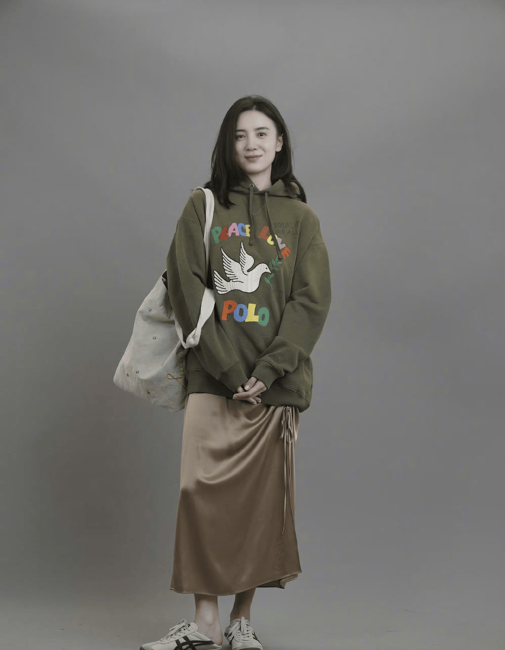 皇冠足球平台代理_年轻人正在用丑鞋踹翻全世界