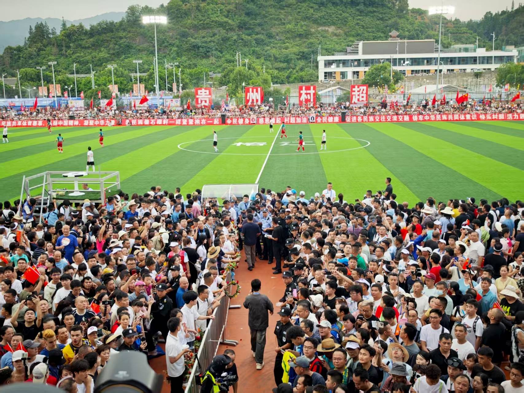 皇冠信用網代理出租_榕江“村超”重启：看台一座难求皇冠信用網代理出租，足坛巨星巴乔空降现场