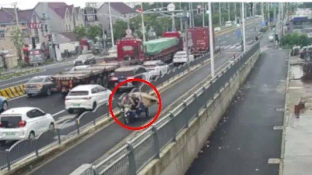 皇冠信用網怎么开户_男子为方便施工队装修新家皇冠信用網怎么开户，将钥匙放楼道消防栓内，致刚买的家电全部不翼而飞！