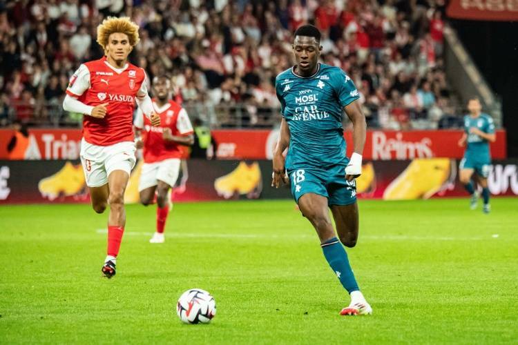 皇冠足球管理平台出租_要价1500万镑皇冠足球管理平台出租！太阳报：曼联与布伦特福德竞争梅斯18岁前锋盖耶