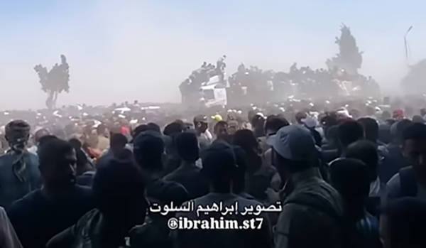 皇冠信用網如何开户_美国卫星公司发布图像:加沙人民围住援助卡车皇冠信用網如何开户,他们的痛苦与绝望从太空都能看到