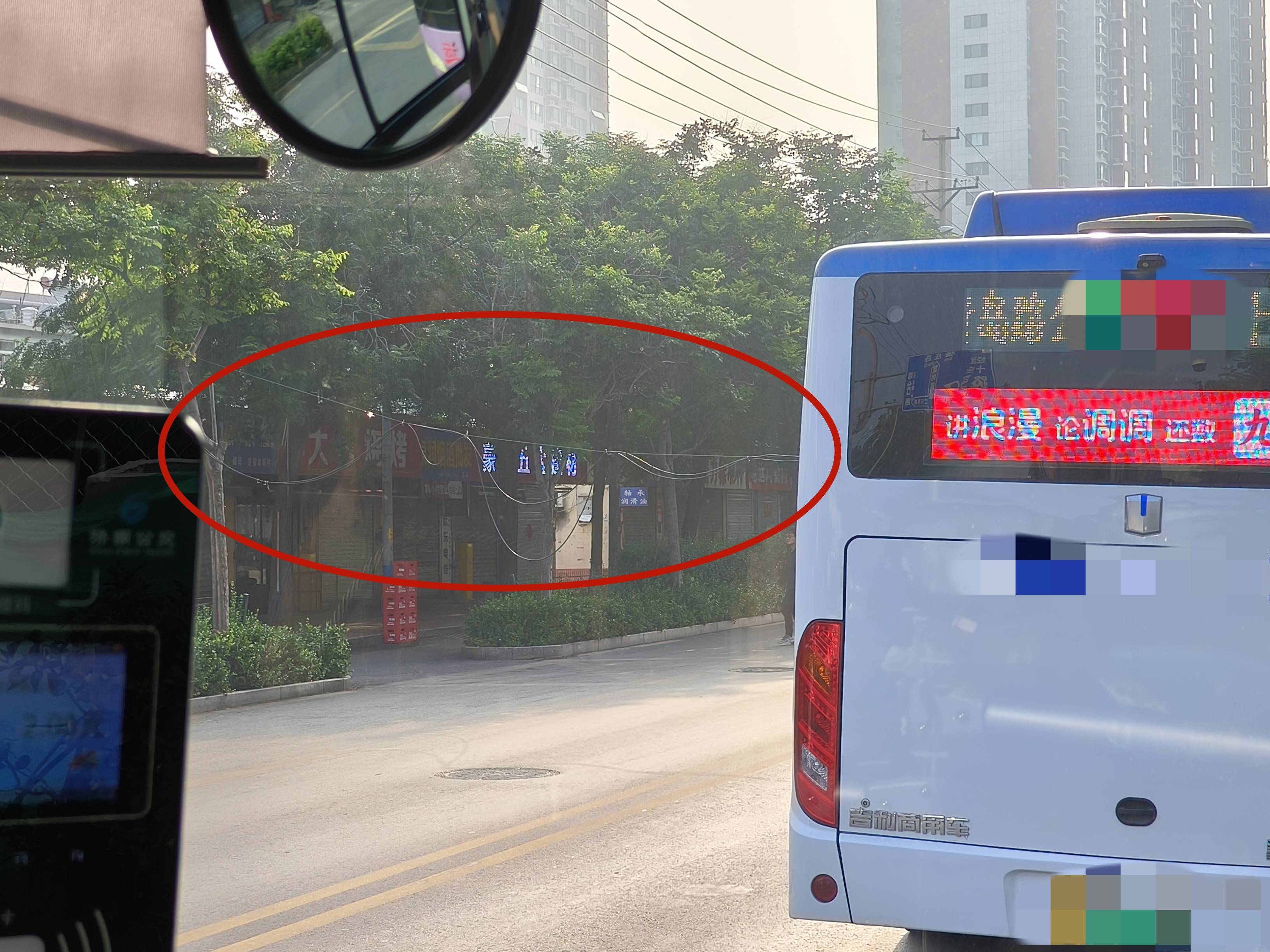 皇冠信用网最新地址_左手夹着烟右手举拖把皇冠信用网最新地址，济南早高峰时一电线掉落，粉衣大哥化解交通拥堵松弛感拉满！