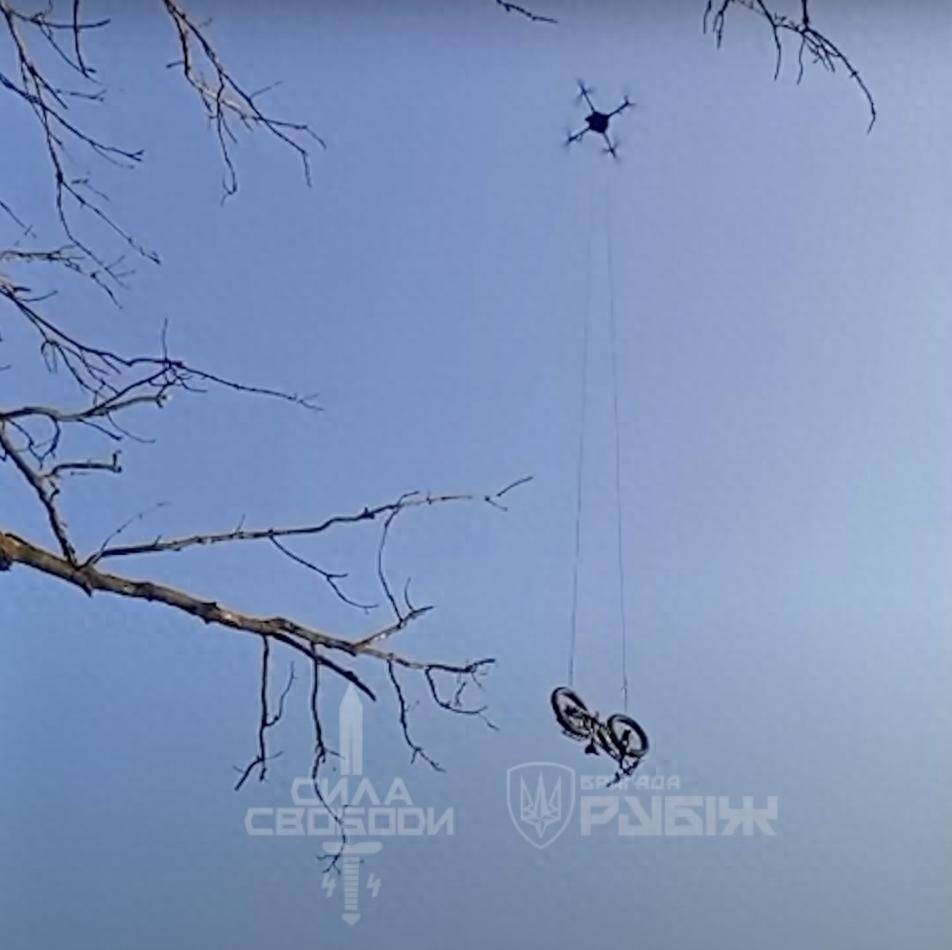 皇冠信用开号_乌军称救出一名被困俄军后方的士兵：用无人机空投电动自行车