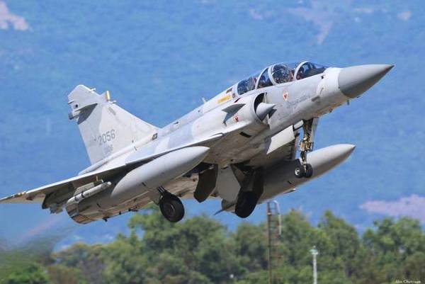 皇冠信用网代理注册_乌克兰幻影-2000战机被击落皇冠信用网代理注册,印媒:台军天塌了,中国博主们欢腾