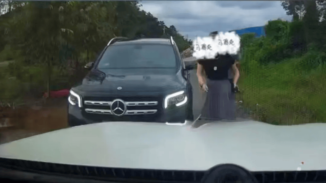 皇冠信用網代理_“奔驰女司机亮证逼迫让路”皇冠信用網代理，广西通报→