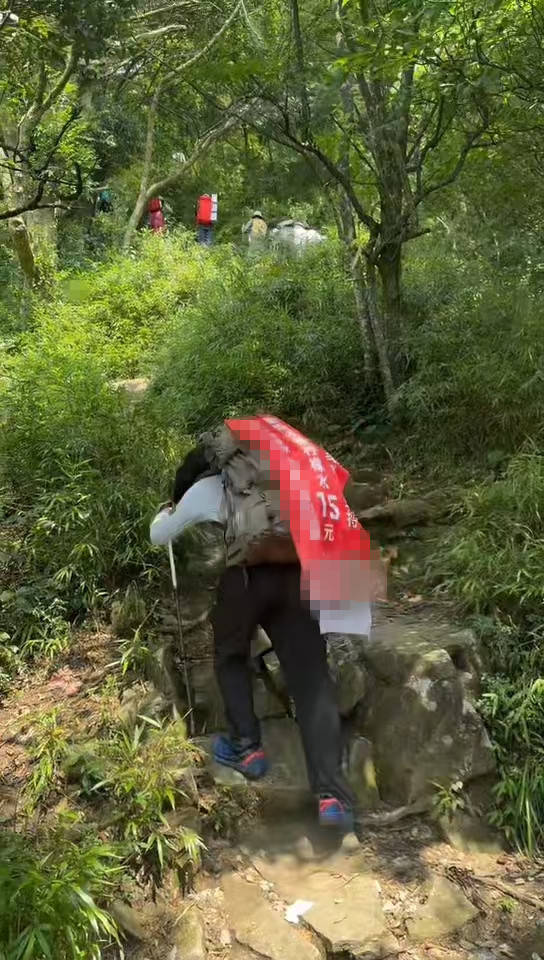 皇冠信用在线注册_湖南一男子背40公斤蜜雪冰城上武功山售卖皇冠信用在线注册,当事人:收入不多纯体验,当负重训练