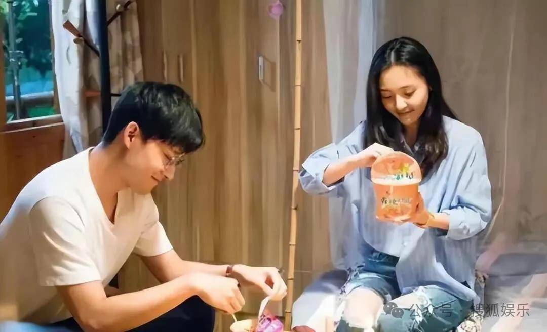 皇冠代理联系方式_离婚三年又被拍到亲密逛超市皇冠代理联系方式，他俩这是纯带娃还是真复合了？