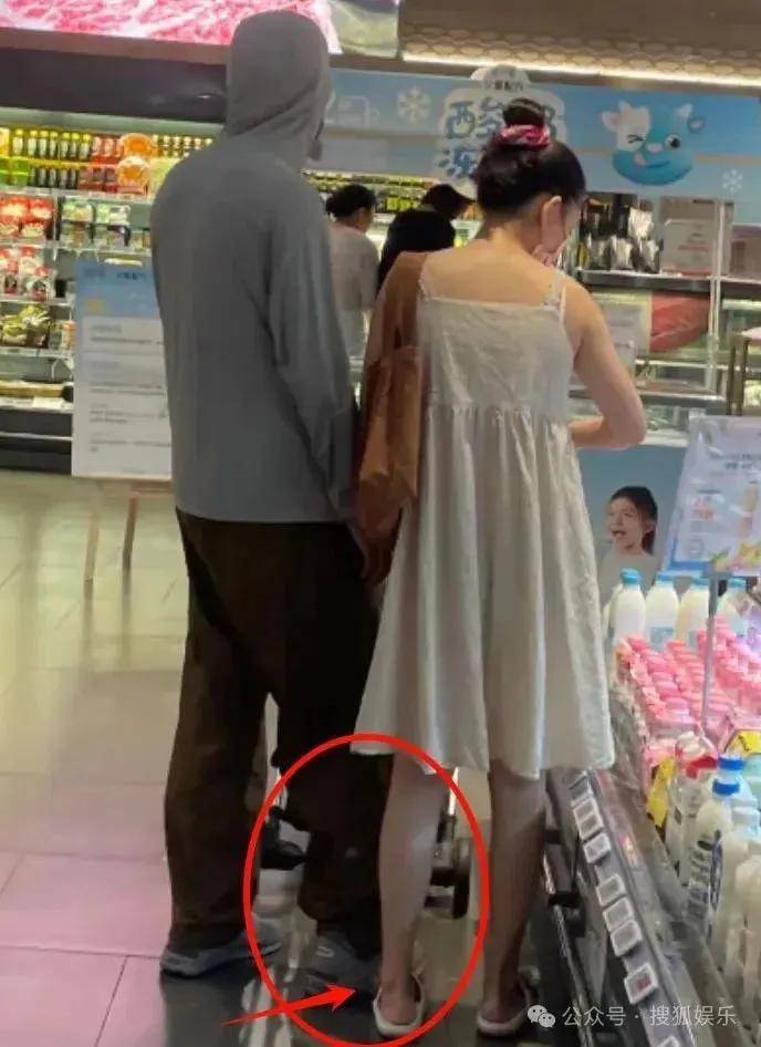 皇冠代理联系方式_离婚三年又被拍到亲密逛超市皇冠代理联系方式，他俩这是纯带娃还是真复合了？