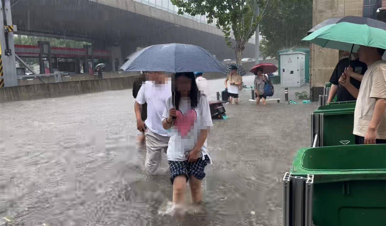 怎么开皇冠信用網_郑州暴雨致多处道路积水怎么开皇冠信用網，商户称半小时积水已没过膝盖，一企业用沙袋挡水并帮助涉水市民