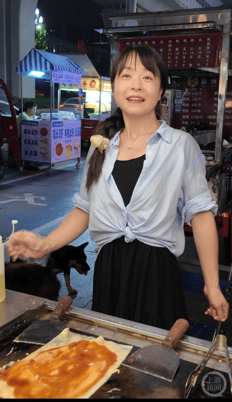 皇冠信用_失去双腿的她在夜市摆摊 成皇冠信用了夜市里的“团宠”