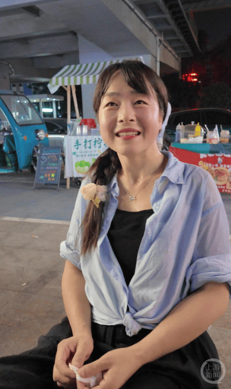 皇冠信用_失去双腿的她在夜市摆摊 成皇冠信用了夜市里的“团宠”