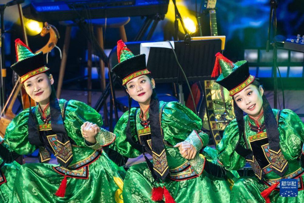 球会友谊赛_内蒙古阿尔山：多彩文艺演出丰富市民夜生活