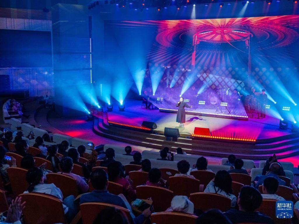 球会友谊赛_内蒙古阿尔山：多彩文艺演出丰富市民夜生活