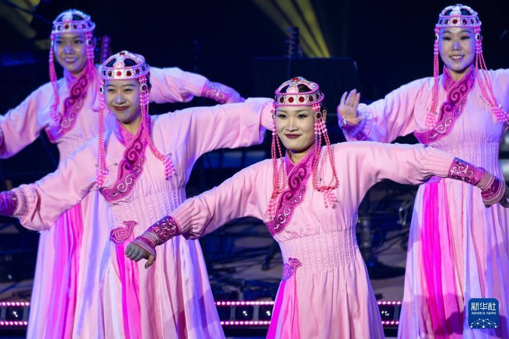 球会友谊赛_内蒙古阿尔山：多彩文艺演出丰富市民夜生活