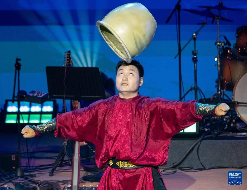 球会友谊赛_内蒙古阿尔山：多彩文艺演出丰富市民夜生活