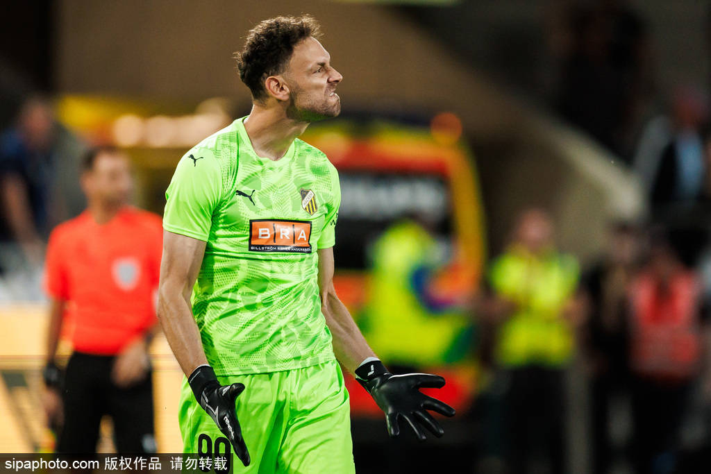 皇冠信用网开号_亨德森的豪爽庆祝：水晶宫夺冠后1000镑请客球迷皇冠信用网开号，感动无数