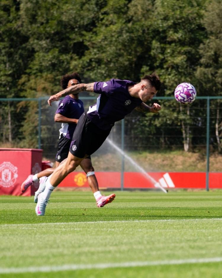 皇冠信用網占成代理_天空:塞斯科参加了曼联首训皇冠信用網占成代理,奥纳纳和齐尔克泽一同伤愈归队训练