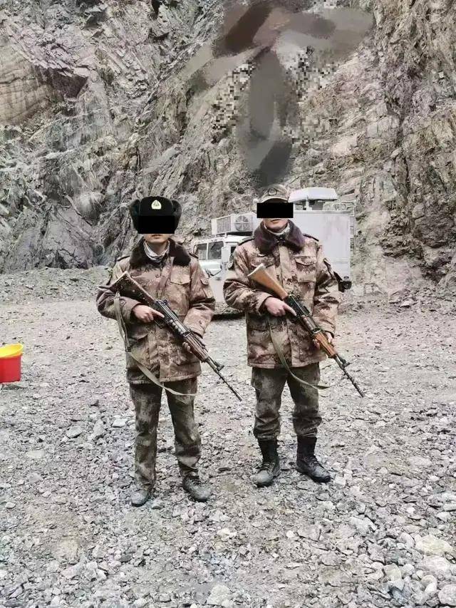 皇冠信用代理_首次曝光！解放军缴获印度英萨斯步枪合影皇冠信用代理，用起来像垃圾！