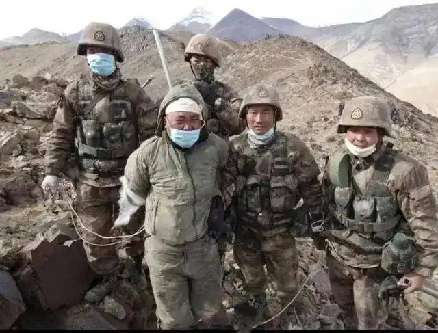 皇冠信用代理_首次曝光！解放军缴获印度英萨斯步枪合影皇冠信用代理，用起来像垃圾！